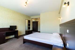 Отель Hotel Restaurant Alesia Корунка Двухместный номер с 1 кроватью или 2 отдельными кроватями-4